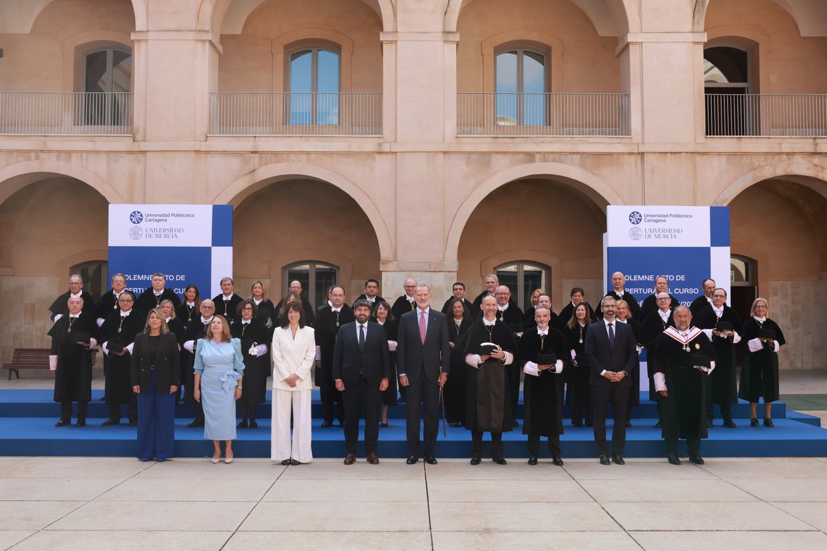 CasaReal's tweet photo. El Rey preside el acto solemne de apertura del Curso Universitario 2026/2027 en la Universidad Politécnica de Cartagena (UPCT), con el que se da inicio oficial al nuevo curso académico para más de dos millones de universitarios en toda España.

➡️https://t.co/ZChCEBMTsz https://t.co/j0ArOYZ5Pa
