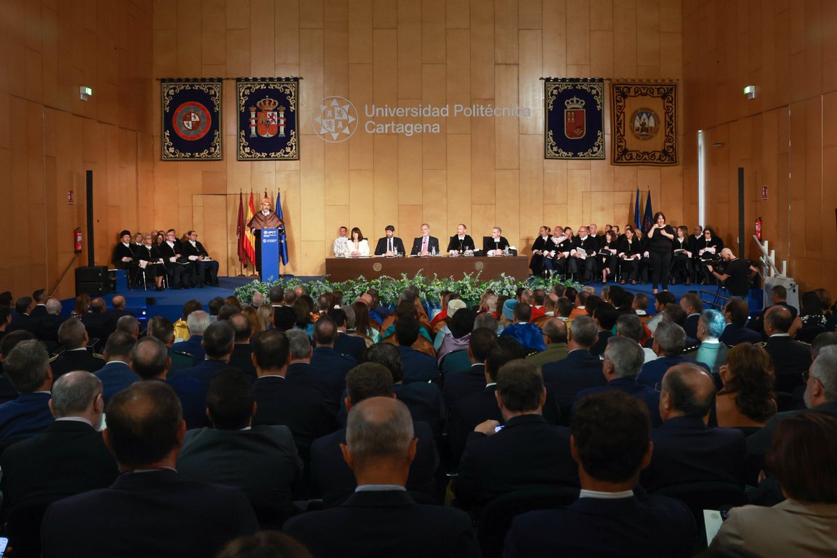 CasaReal's tweet photo. El Rey preside el acto solemne de apertura del Curso Universitario 2026/2027 en la Universidad Politécnica de Cartagena (UPCT), con el que se da inicio oficial al nuevo curso académico para más de dos millones de universitarios en toda España.

➡️https://t.co/ZChCEBMTsz https://t.co/j0ArOYZ5Pa