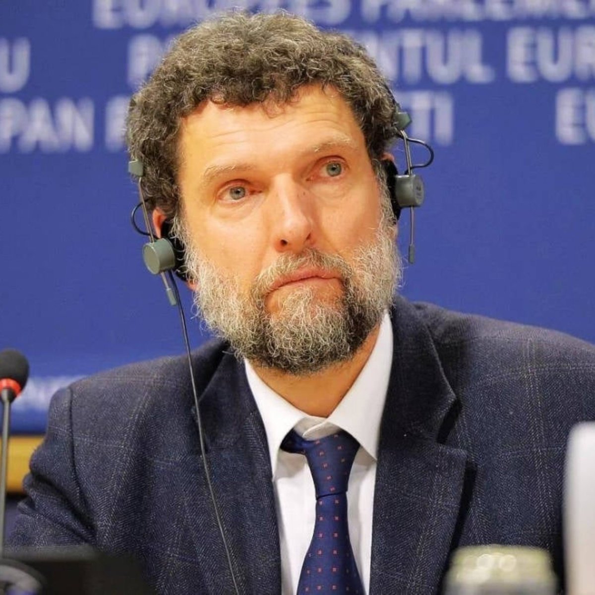 hur_fikir_'s tweet photo. 🔵 Osman Kavala 3.250 gündür L tipi cezaevinde tek kişilik hücrede tutuklu. https://t.co/lSLbSpY4Us