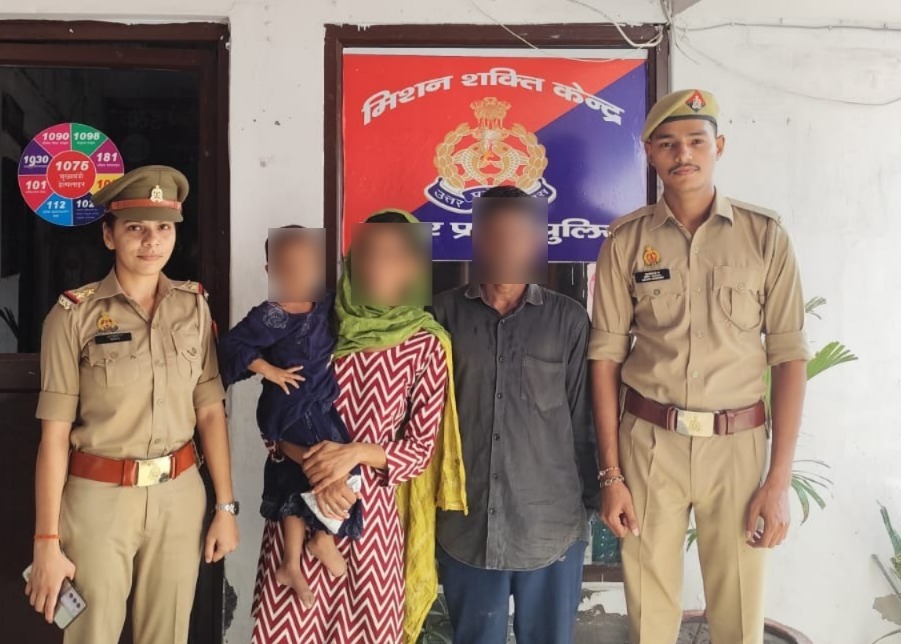 baghpatpolice's tweet photo. #baghpatpolice
#OperationSmile के अन्तर्गत थाना छपरौली पुलिस ने गुमशुदा बच्चे को अथक प्रयास के बाद लगभग 02 घण्टे के अन्दर सकुशल बरामद कर उसके परिजनों को किया सुपुर्द ।
@Uppolice https://t.co/jNJpfwDulH