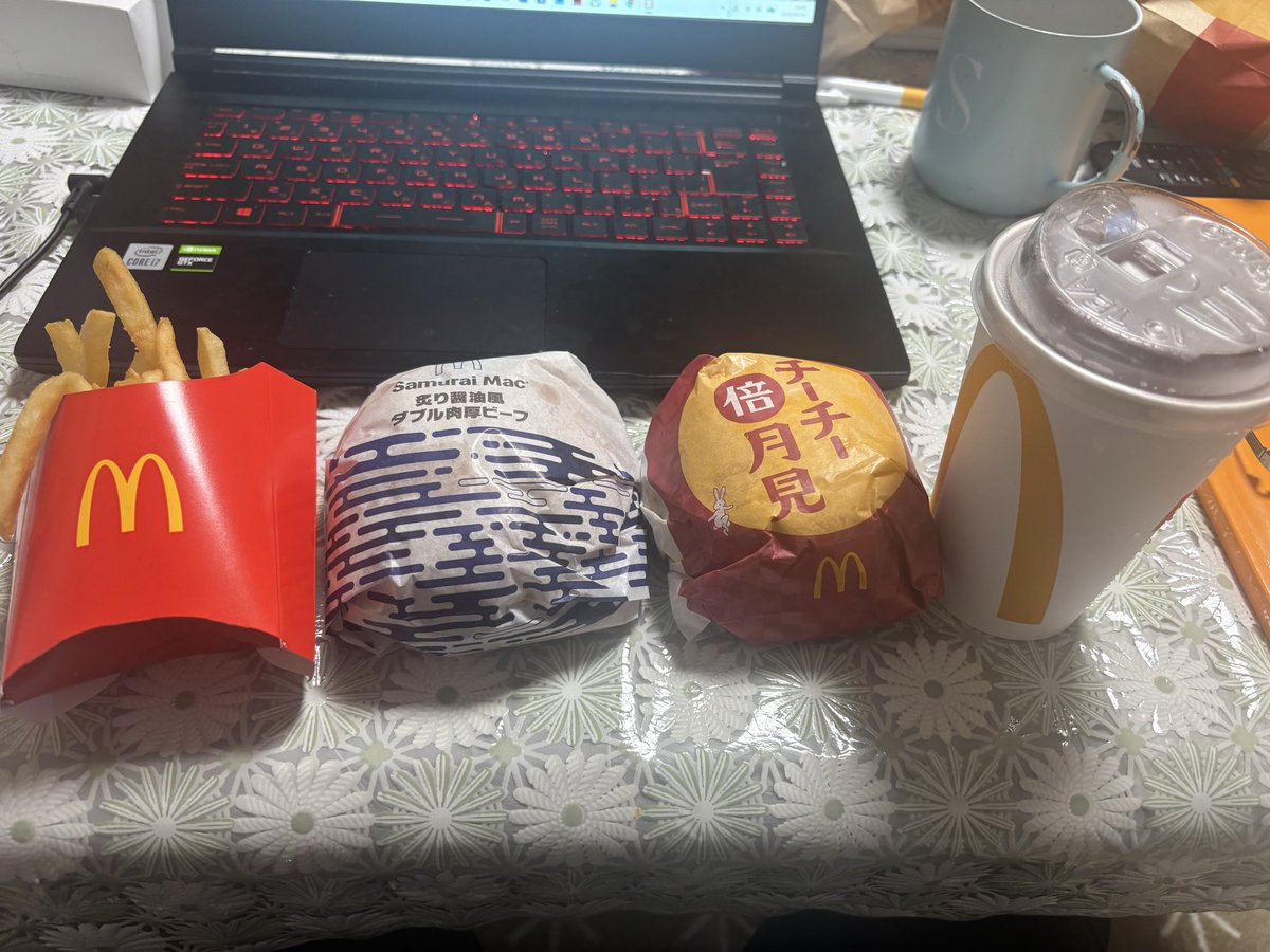 Xxcw4F885's tweet photo. 久々にマックを堪能する https://t.co/zGLnNgKj9L