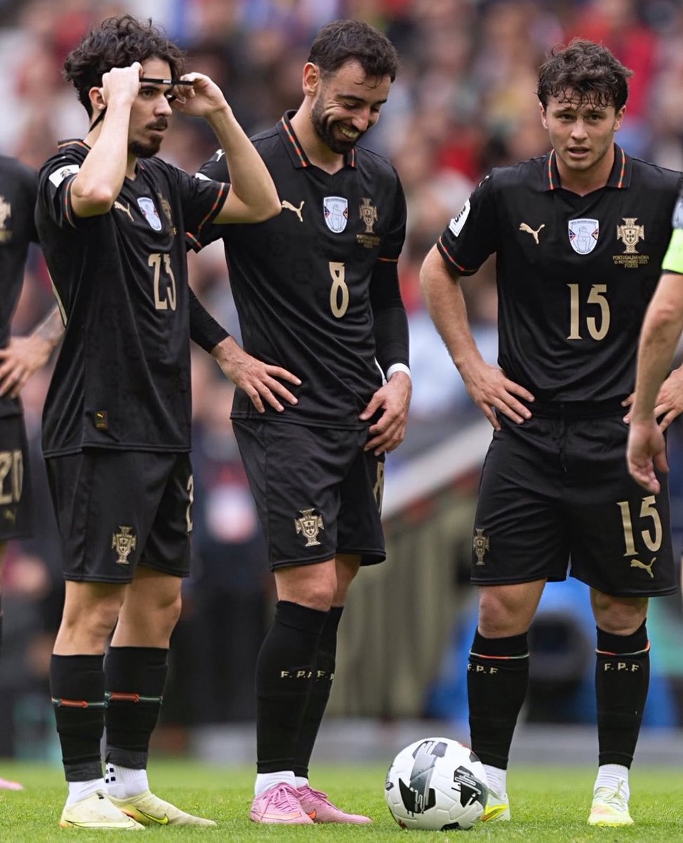 horladiplenty85's tweet photo. Another day to watch the most useless midfield trio of all time https://t.co/vxxosfste6