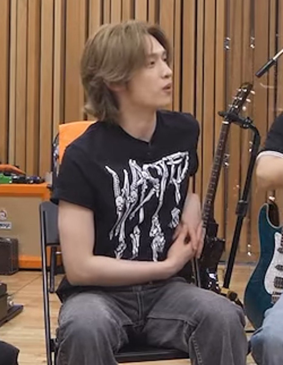 gaonsites's tweet photo. noticed gaon looks way bigger than the last time i remember.. or maybe its because the shirt hehe https://t.co/qit50jKtGQ