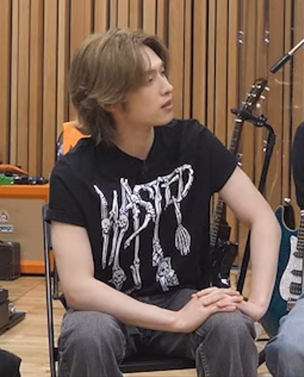 gaonsites's tweet photo. noticed gaon looks way bigger than the last time i remember.. or maybe its because the shirt hehe https://t.co/qit50jKtGQ