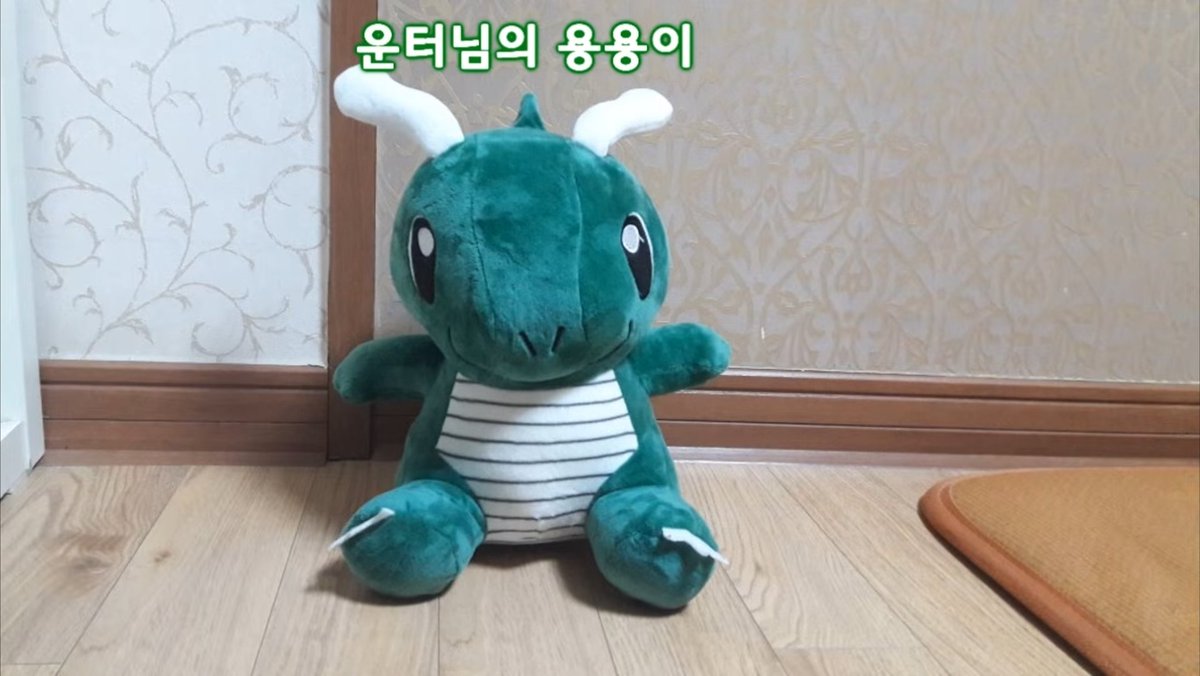 unttths's tweet photo. 17년도 마플터 개귀여웟던점
운터 애착인형 용용이 <<걍 개귀여운와중에
운터 북극곰 소환해서 이름표 달아주고 줄로 
묶어서 데리고다님.. 아 졸귀수준 말안돼..
근데 마플이 용용이는 드래곤 아니냐고 하니까 
엔더드래곤 소환해서 이름붙여줌 ㅜㅜ 
아니너무귀여워... 😭😭 https://t.co/s030ALIdu1