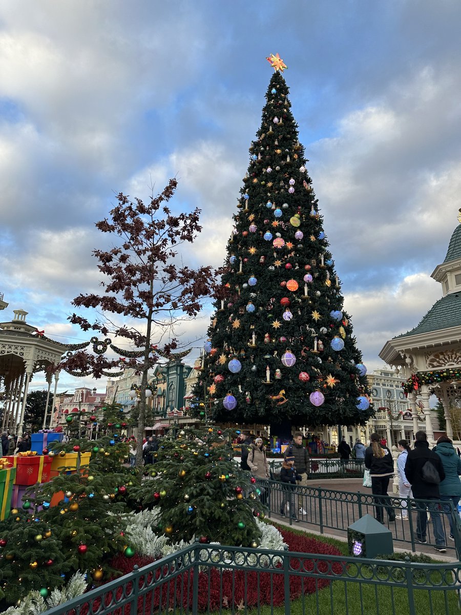 Sami_Parks's tweet photo. 🎄🏰 Bon plan NOËL Disneyland Paris 

Le billet est à 49€ ! 🎟️

Si vous voulez profiter du parc, de l’ambiance Noël et des attractions ! C’est une offre très intéressante que je recommande ! https://t.co/n43c6ZiJ5r