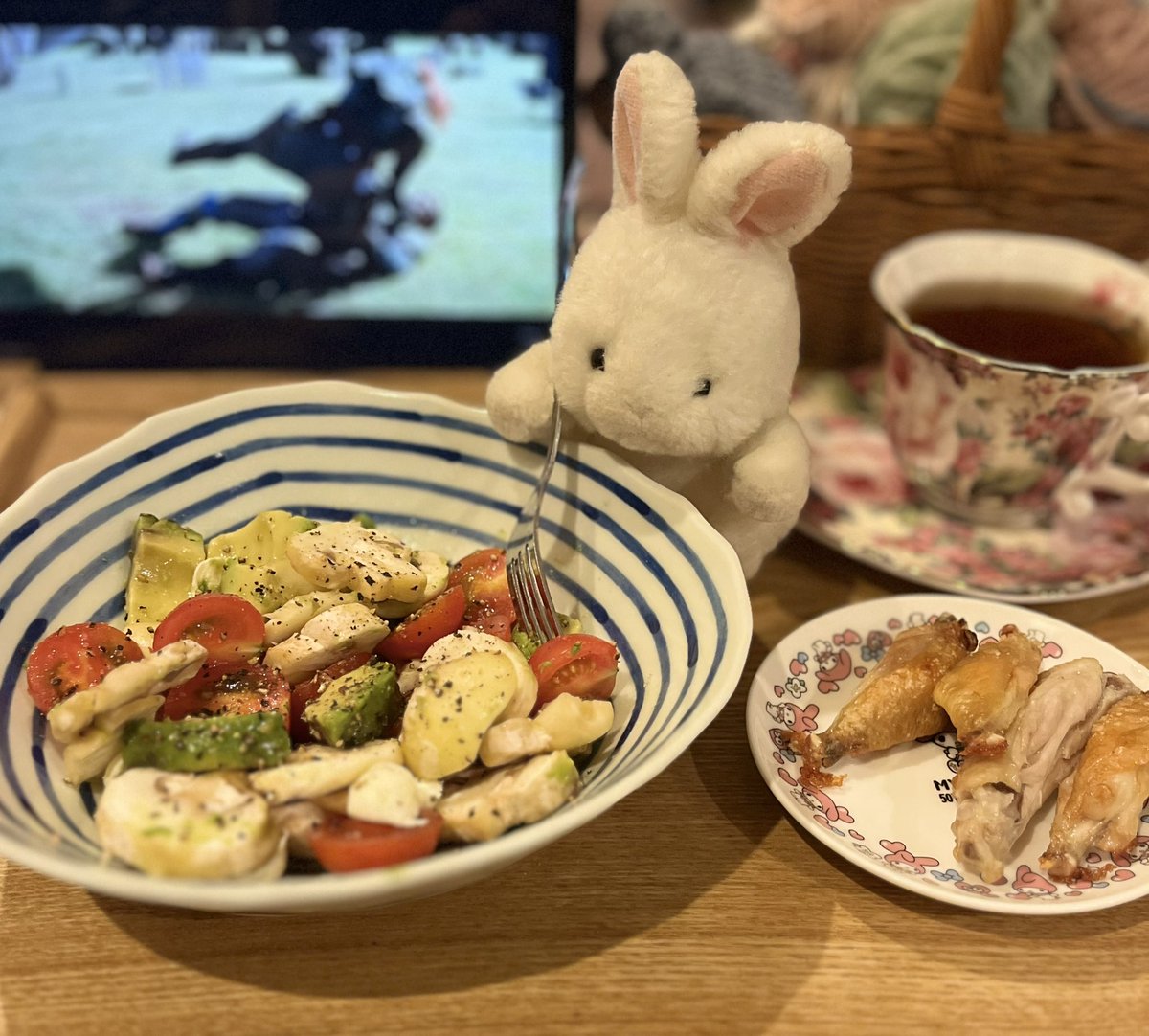 usatan0141's tweet photo. サラダ、手羽の塩焼きだよ。うたたん https://t.co/b8bByKGBNT