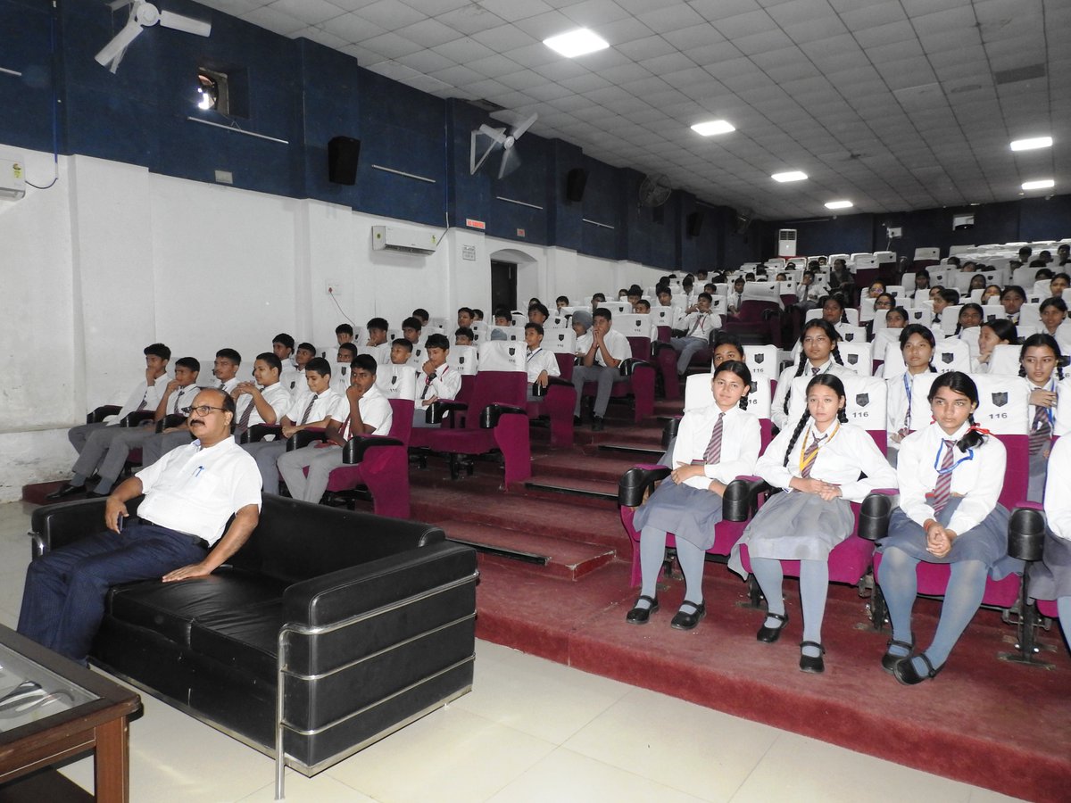 Apsbirpur's tweet photo. 𝗧𝗛𝗘 𝗡𝗘𝗫𝗧 𝗧𝗛𝗥𝗘𝗔𝗧 IS DIGITAL. 𝗧𝗛𝗘 𝗡𝗘𝗫𝗧 𝗗𝗘𝗙𝗘𝗡𝗖𝗘 IS AWARENESS. 🇮🇳

At Army Public School Birpur, 283 students of Classes VIII &amp; IX stepped into the world of digital safety and information literacy through Google India’s Trust &amp; Safety initiatives. https://t.co/IEGVIDPFgs
