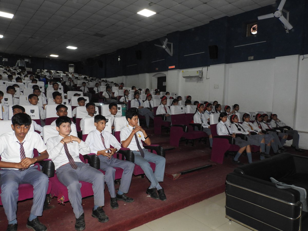 Apsbirpur's tweet photo. 𝗧𝗛𝗘 𝗡𝗘𝗫𝗧 𝗧𝗛𝗥𝗘𝗔𝗧 IS DIGITAL. 𝗧𝗛𝗘 𝗡𝗘𝗫𝗧 𝗗𝗘𝗙𝗘𝗡𝗖𝗘 IS AWARENESS. 🇮🇳

At Army Public School Birpur, 283 students of Classes VIII &amp; IX stepped into the world of digital safety and information literacy through Google India’s Trust &amp; Safety initiatives. https://t.co/IEGVIDPFgs