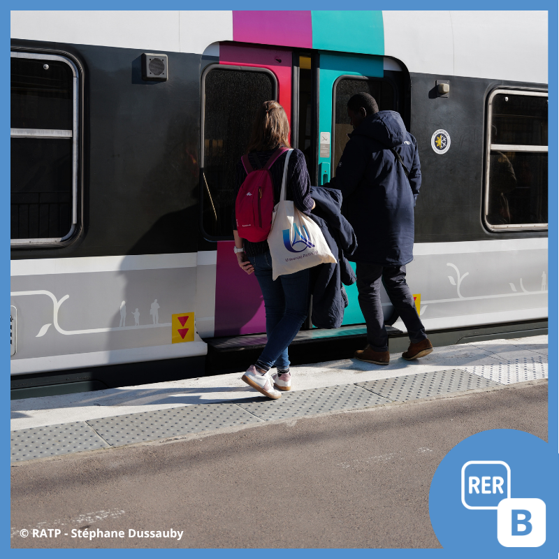 RERB's tweet photo. #JeudiQuizRERB 
Où faut-il se placer sur le quai en attendant son RER ?

A) Au plus près du bord pour monter rapidement
B)  Derrière la bande blanche
C)  Sur la bande blanche
D)  Peu importe, tant qu’on reste attentif https://t.co/w2gtR3Og2p