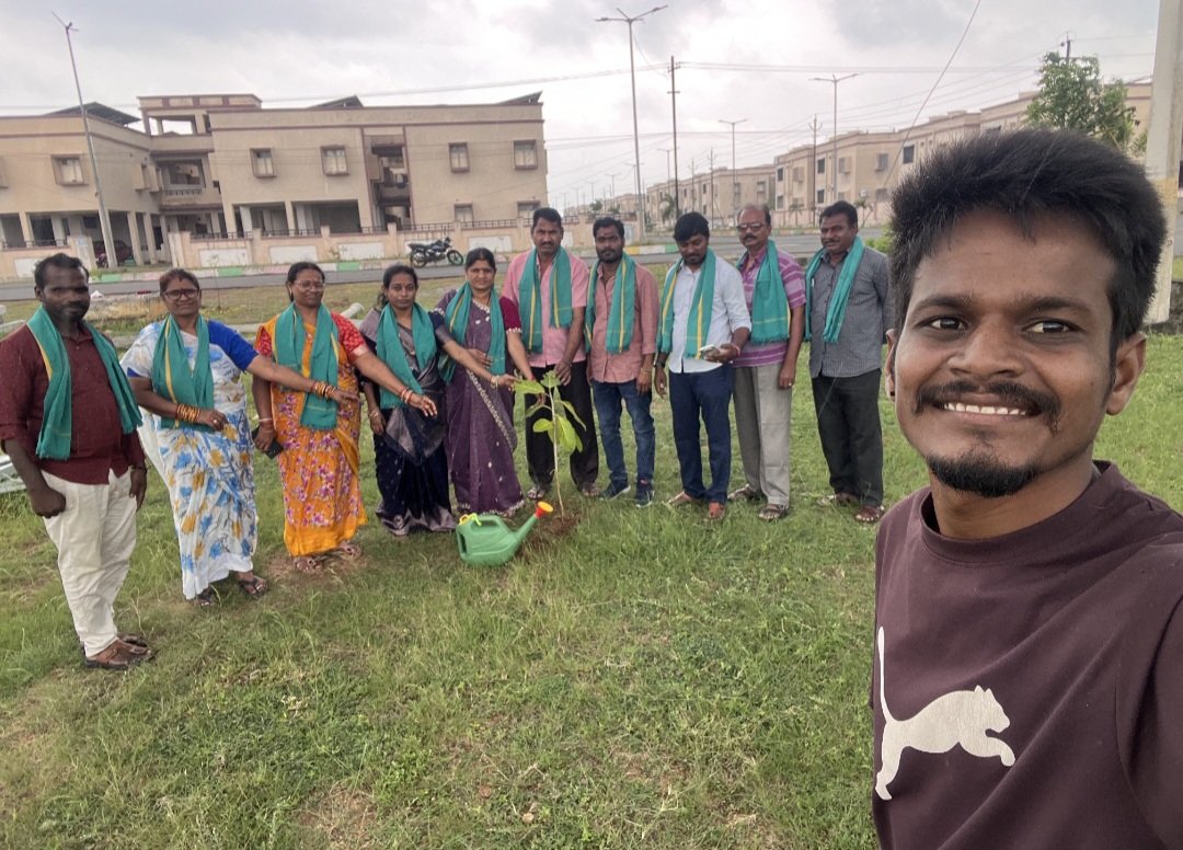 47Muske's tweet photo. 🌱🌱🌱గ్రీన్ ఇండియా ఛాలెంజ్ లో భాగంగా భూపాలపల్లి వాస్తవ్యులు ముప్పిడొజు మంజులక్క గారి తండ్రి జన్మదినం సందర్బంగా భూపాలపల్లి హరిత సేన ఆధ్వర్యంలో 5 మొక్కలు నాటడం జరిగింది 🌱🌱🌱🌱
https://t.co/QVK3PUupOj https://t.co/QyZxb38KvK
