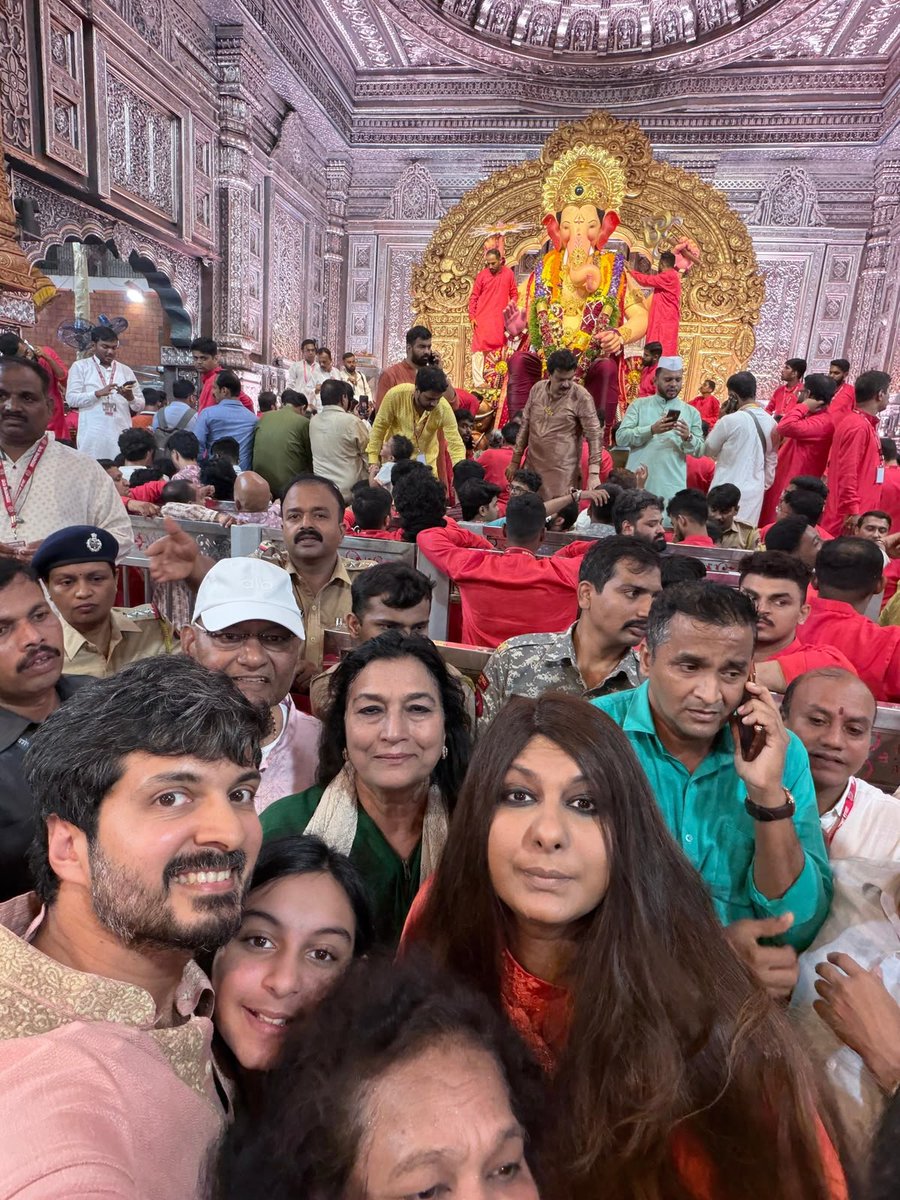 AnilAgarwal_Ved's tweet photo. Bihar से जब मैं Mumbai आया तो पहली बार Ganpati Utsav की धूम देखी।

तब इतने ज़ोर-शोर से, Ganpati Utsav शायद Maharashtra में ही ज़्यादा मनाया जाता था।

गलियों में ढोल और गानों की गूँज, Mumbai की energy को जैसे अलग स्तर पर ले जाती थी। मैंने जाना कि यह शहर जिस शिद्दत से काम करता है, उतने ही उल्लास के साथ त्योहार भी मनाता है, जब Bappa को घर लाता है।

इस बार, कई वर्षों  बाद, लालबागचा राजा के चरणों में नतमस्तक होने का अवसर मिला, वो भी पूरे परिवार के साथ।

Kiran, Priya, Akarsh और Mahii के साथ, Bappa की दिव्य मूर्ति के ऐसे सुंदर दर्शन हुए, जिन्हें शब्दों में नहीं बताया जा सकता। बस लगा जैसे Bappa ने सिर पर हाथ रख दिया हो।

विघ्नहर्ता से मेरी यही प्रार्थना है कि वे हम सब पर अपनी कृपा बनाए रखें, देश की हर महिला और युवा को आगे बढ़ने के नए अवसर मिलें और हमारा देश सुख, शांति और तरक्की के रास्ते पर आगे बढ़ता रहे।

गणपति बप्पा मोरया! 🙏