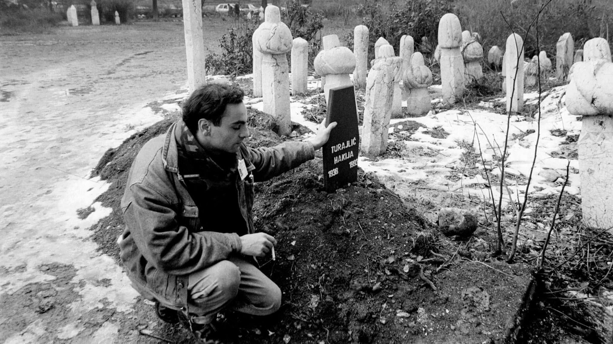 yusufalabarda's tweet photo. KAÇ KİŞİ HAKKI TURALYİÇ'İ HATIRLIYOR?

Sanıyorlar ki BM bugünün krizlerine karşı yetersiz.

Yıl 1993

Türkiye'den Bosna için yardım malzemeleri Saraybosna Havalimanına iniyor. Devlet Bakanı Orhan Kilercioğlu da o zaman uçakta.

Bosna-Hersek Başbakan Yardımcısı Hakkı Turalyiç, Türkiye'den gelen insani yardım heyetini karşılamak üzere BM Gücü'ne (UNPROFOR) ait Fransa tarafından korunan zırhlı bir araçla Saraybosna Havalimanı'na gitti.

Dönüş yolunda BM aracının önü, Stup yakınlarındaki bir illegal Sırp kontrol noktasında yaklaşık 40 kişilik Sırp milis gücü tarafından kesildi.

Yaklaşık 90 dakika süren gerginlik sırasında, BM bünyesindeki Fransız askerleri zırhlı aracın kapılarını açarak güvenlik prosedürlerini ihlal etti ve Turalyiç'i Sırp eşkiyaya teslim ettiler.

Tıpkı Srebrenica'da Ratko Mladiç ve çetniklere teslim edilen on binlerce Müslüman gibi.

Kapının açık olmasını fırsat bilen Sırplar, Fransız komutanın koruması altındaki Başbakan Yardımcısını şehit ettiler.

Rahmetli Turalyiç evladı fatihanın olduğu bir kabristana defnedildi.

Bugün ismi bile hatırlanmıyor ama BM o zaman da aynı BM idi. Yeter ki ölenler Müslümanlar olsun.

Bu vesileyle Turalyiç'e Allah'tan bir kez daha rahmet dileyelim.