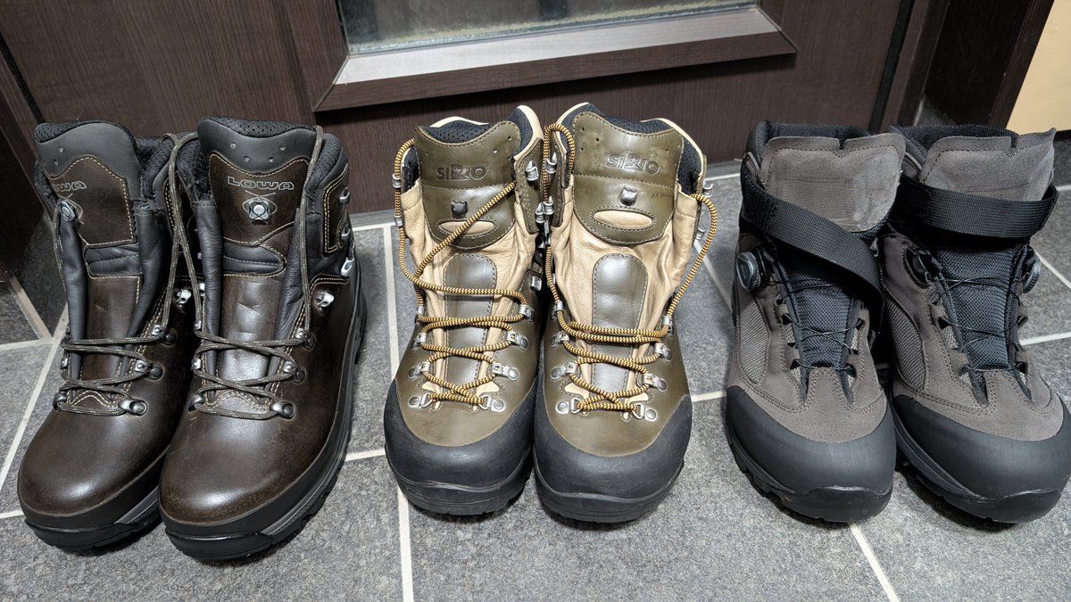 kame202's tweet photo. LOWAタホープロ２GT　vibram MASAI【カチカチ】
SIRIO PF640　vibram HAYABUSA【バランス】
monbellアルパインクルーザー800Boa   ﾄﾚｲﾙｸﾞﾘｯﾊﾟｰ【柔らかい】
いづれも3シーズン用の登山靴だが性格はだいぶ違う。
アルパインクルーザーは何なら町中でもいけるくらい柔らかい。 https://t.co/M37LA9G34A