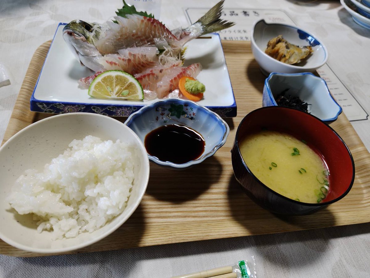 nsringring's tweet photo. 久々の女子旅。
ランチは、お目当てのお店は連休最終日で、ごった返していたので、通り道で見つけたお店の「お刺身定食」
お刺身は数種類あるので、3人違うお刺身で提供してシェアしては？とお店の方の提案で3種類の鯛を堪能❤
1人分写真撮り忘れ😭
ても、めちゃ美味しかった😋 https://t.co/JcososE4NG