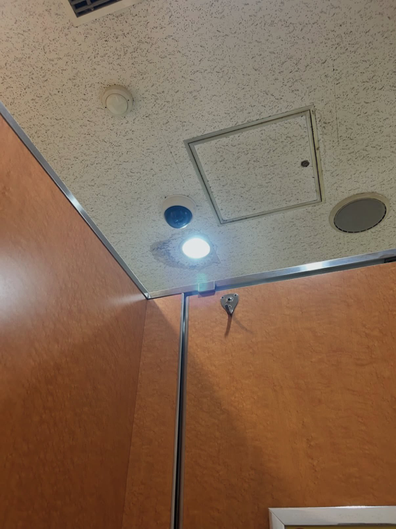 BrendaT62548614's tweet photo. 男女共用トイレで1人だと思って『ブリッ』『ウッ〜』って声出しながら💩ぶりぶりしてたんだけどこれってカメラ…？？ https://t.co/uowwLx5ZLX