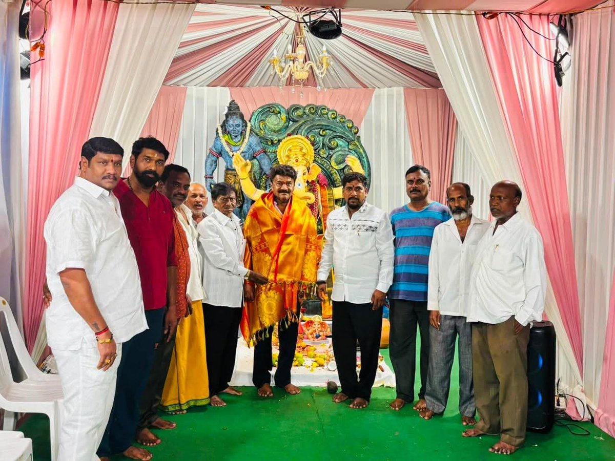 YadavTalasani's tweet photo. On the occasion of Ganesh Navaratri, visited and offered prayers to Lord Ganesha at the idols installed in Ghasmandi and Audiah Nagar, Monda Division. 🙏

#GaneshNavaratri #Monda #Hyderabad #GanpatiBappaMorya https://t.co/IpVvxz83Zu