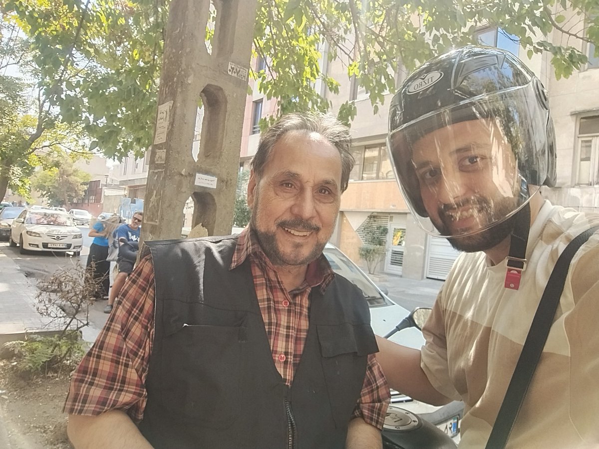 _MHMMHM's tweet photo. دیشب عمو قناد رو اتفاقی سمت انقلاب دیدم و سوار موتورم شد. موقع پیاده شدن بهم گفت چون کلاه نمی‌ذاری فردا ساعت یک بیا برای جبران لطفت بهت کلاه کاسکت بدم. خیلی جدی شمارم رو گرفت و گفت حتماً بیایا.
خلاصه که امروز رفتم دم خونشون و عمو بهم کلاه کاسکت داد=))))) https://t.co/pQjks1jbmy
