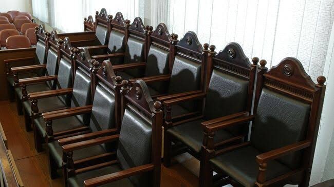 ChrisO_wiki's tweet photo. 1/ Russian courts currently acquit 0.24% of defendants. The Russian government evidently believes this is too high, and is planning to effectively eliminate jury trials, which provide most of the acquittals. Lawyers are calling it "the death of the jury system." ⬇️ https://t.co/onvpmiBJB4