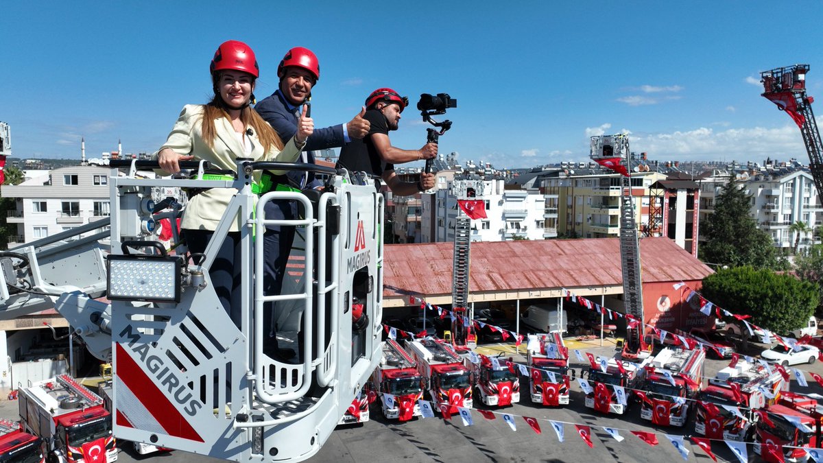 busraozdemirtr's tweet photo. Bugün güne Antalya İtfaiyemizde başladık. 🚒

Çalışma arkadaşlarımızın İtfaiyecilik Haftası’nı kutlarken bir yandan da filomuza yeni kattığımız araçları inceledik.

Yangın, sel ve afetleri yakından yaşayan Antalya’mızda itfaiyemizi her açıdan daha güçlü hale getirmek zorundayız. Bu nedenle 2019’dan bu yana 325 itfaiye erini kadromuza kattık. Şimdi de araç ve ekipman gücümüzü artırıyoruz. Dünya Bankası kredisiyle aldığımız tam donanımlı 24 yeni aracımız da filomuza katıldı. Kasım sonuna kadar gelecek 34 araçla birlikte araç sayımız 226’ya ulaşacak.

En zor anlarımızda yanımızda olan tüm çalışma arkadaşlarıma emekleri için teşekkür ediyorum. İyi ki varsınız, İtfaiyecilik Haftamız kutlu olsun.