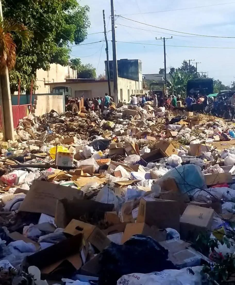 SandraMora37432's tweet photo. Estaba mirando la muela en TV de una vocera de la dictadura de Salud Pública, dice que la mayoría de los virus que azotan a Cuba en este momento que son varios y graves se deben a “problemas ambientales”.
Qué descarada 🤦🏻‍♀️
¿Problemas ambientales? Se llama basura, insalubridad, aguas estancadas y abandono.
 Es el resultado de un sistema podrido que nunca asume responsabilidades.
Con la dictadura: ni perdón, ni negociación, ni olvido. 🇨🇺