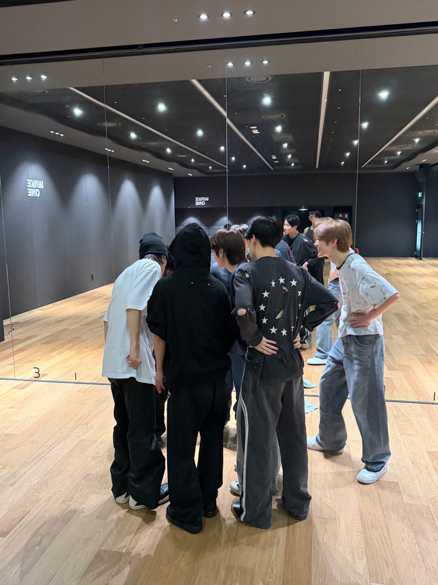 itskjunseo's tweet photo. I am delusional or there’s 8 members there ?? https://t.co/mJCS1UXWQF