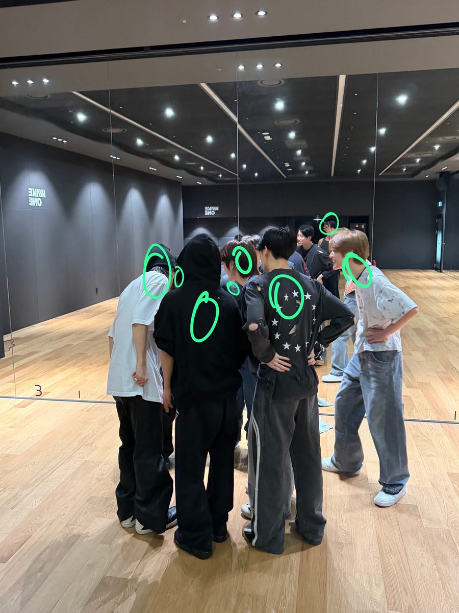 itskjunseo's tweet photo. I am delusional or there’s 8 members there ?? https://t.co/mJCS1UXWQF