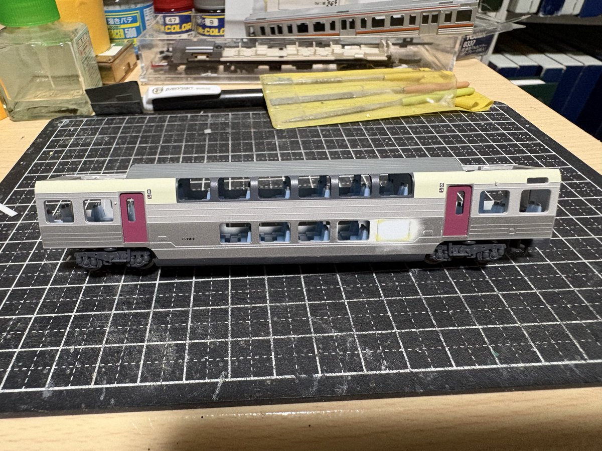 2Kusatu's tweet photo. 「クハ415-1901 製作」
前面は211系エコノミーキットの余りを使用
前面上部をプラ板とパテで延長、種別幕を半分埋めました
側面は1階席の窓を埋めました https://t.co/pi2oIziWI4