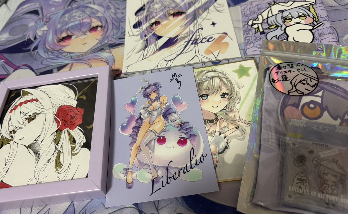 snowdrop3283's tweet photo. ちし共6 紫猫倶楽部（みみさん）のお迎え品前回イベのデスクマットと色紙を添えて🥰

イラスト集の表紙光沢がめっちゃ綺麗✨
大色紙あったら買おうか悩んでたけどすぐ売り切れちゃってたな😵 https://t.co/moRziUKd9a