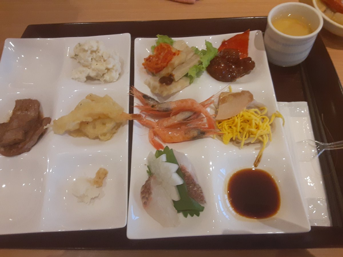 nsringring's tweet photo. オーシャンビューのお部屋の眺望は、なかなか良き❤
ちょっと休んで、夕食バイキング。
バイキングって、ついつい食べすぎちゃう💦 https://t.co/0NXD5VuyiD