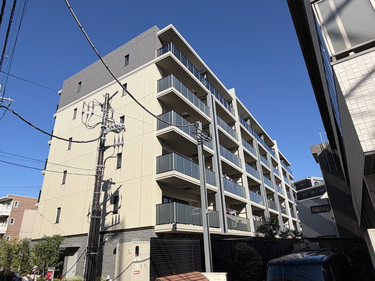 rersampei's tweet photo. 弊社は自ら成長しようと努力するもの、人の3倍努力するスタッフには失敗しても何度でもチャンスをどんどんあげている会社。

失敗を恐れて何もしないより、ガンガンやって失敗して、次に活かせばいい。

実際、入社3ヶ月の部下に秋葉原のタワマン（31階・家賃38万円）と八潮のマンション（5180万円）の専任媒介を任せたら、教えた仕事を毎回しっかり自学して自分のものにしてくれている。

今時ここまで泥臭く真面目に頑張れるスタッフがいることに胸が熱くなるし、本当に優秀で自慢の部下。
