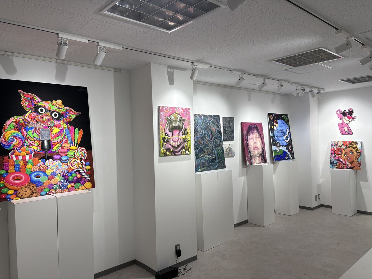 cvtuu2's tweet photo. 【明日、渋谷で開幕。観覧無料】

ライブが、アートになる。
想いが、作品になる。

LIVE ART GALLERY
「LAG」powered by きゃべつ🥬

配信という世界で生まれてきた、
言葉、感情、物語、そして想い。

普段は画面の向こう側にあるものを、
今度は「アート」として、リアルな空間に。

配信者たちの感性と表現が集まる
3日間限定のアートフェスを開催します。

配信を毎日見ている人にも。
配信をまだ知らない人にも。

「ライブ配信って、こんな表現もできるんだ。」

そんな新しい発見を持ち帰ってもらえたら嬉しいです。

📍渋谷 HANAビル 7階
🗓9/25(金) 12:00-20:00
🗓9/26(土) 10:00-17:30
🗓9/27(日) 10:00-17:30
🎫観覧無料

作品の前でしか感じられないものがあります。

明日から3日間。
渋谷で、お待ちしています。