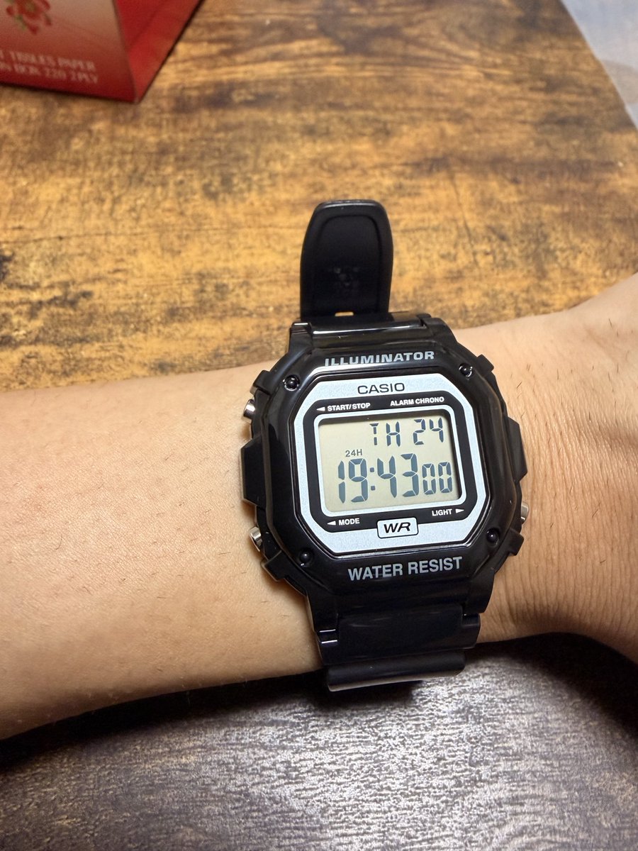 FK7600RR's tweet photo. 海外出張の為にチープカシオ購入
最低限使えるしCASIOクオリティで
1500円だったから全然ありやな https://t.co/hBMMfE14BH