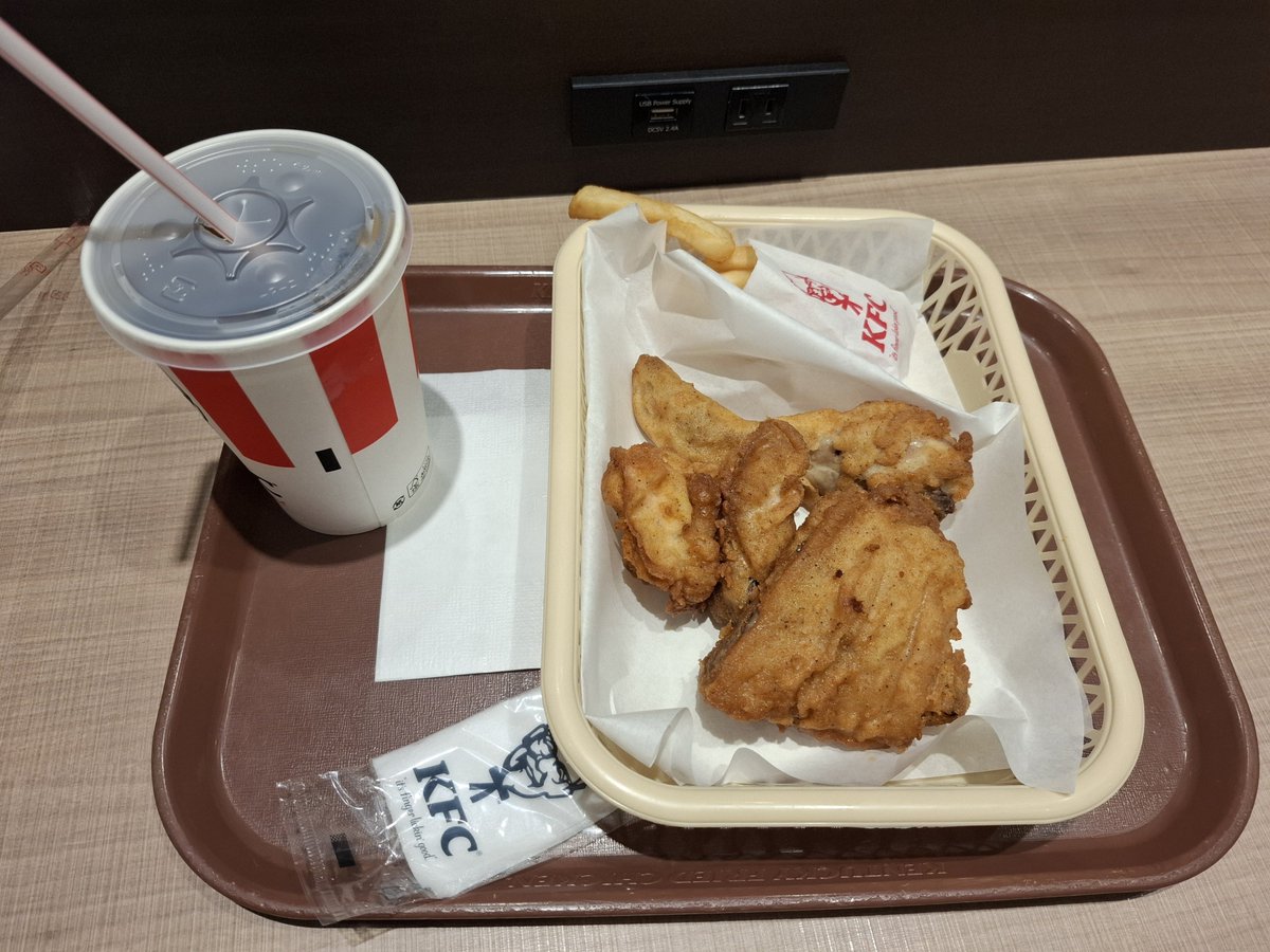 omoriginzan's tweet photo. ケンタッキーで食しとるなふ。肉付きの悪いチキン3つを厳選して選びよってw
いや、いつの間にか、これがデフォなのかもしれんが。 https://t.co/NBX5kfZH1Q
