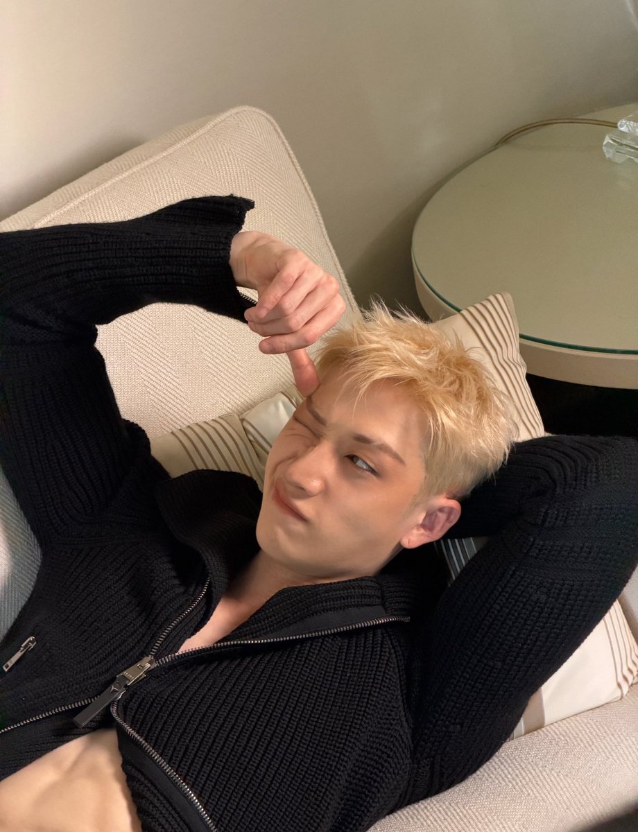 gnabnahc97chris's tweet photo. BANG CHAN!! OH HE KNOWS THE EFFECT HE HAS ON US!!! https://t.co/LuHS8zs6M0