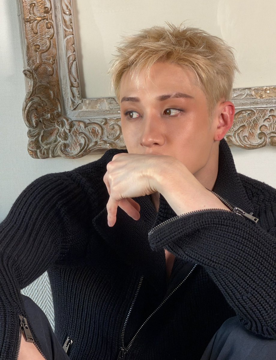 gnabnahc97chris's tweet photo. BANG CHAN!! OH HE KNOWS THE EFFECT HE HAS ON US!!! https://t.co/LuHS8zs6M0