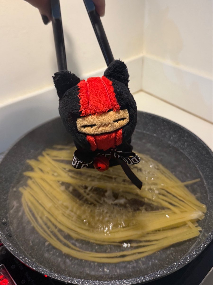 starsuei's tweet photo. put him in boiling pasta water or no ? https://t.co/K4BYAJaYfN