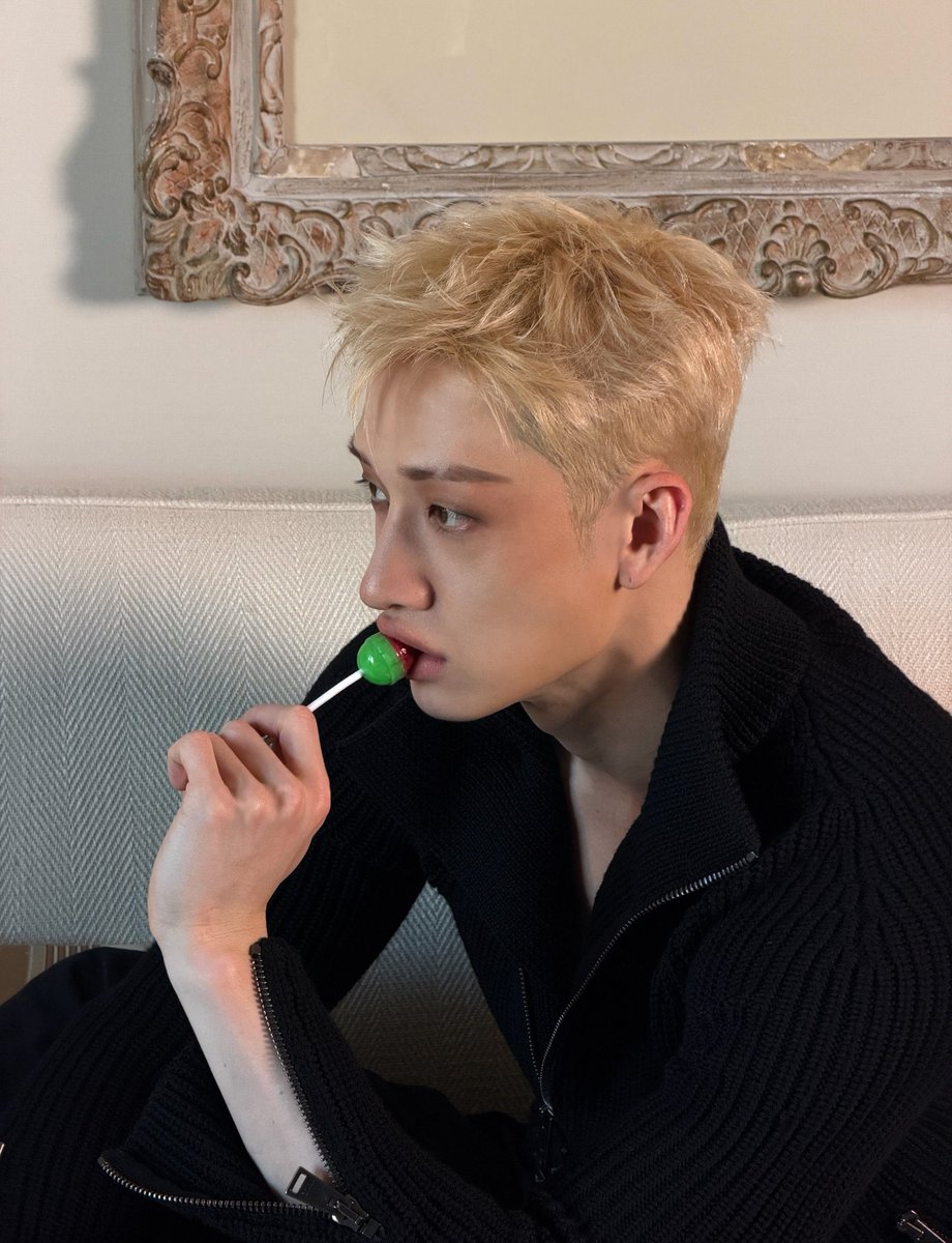 backsdoors's tweet photo. BANG CHAN IS SUCH A TEASE WTF. THE ABS AND THE LIPS?????? https://t.co/RNHYOjxeMp