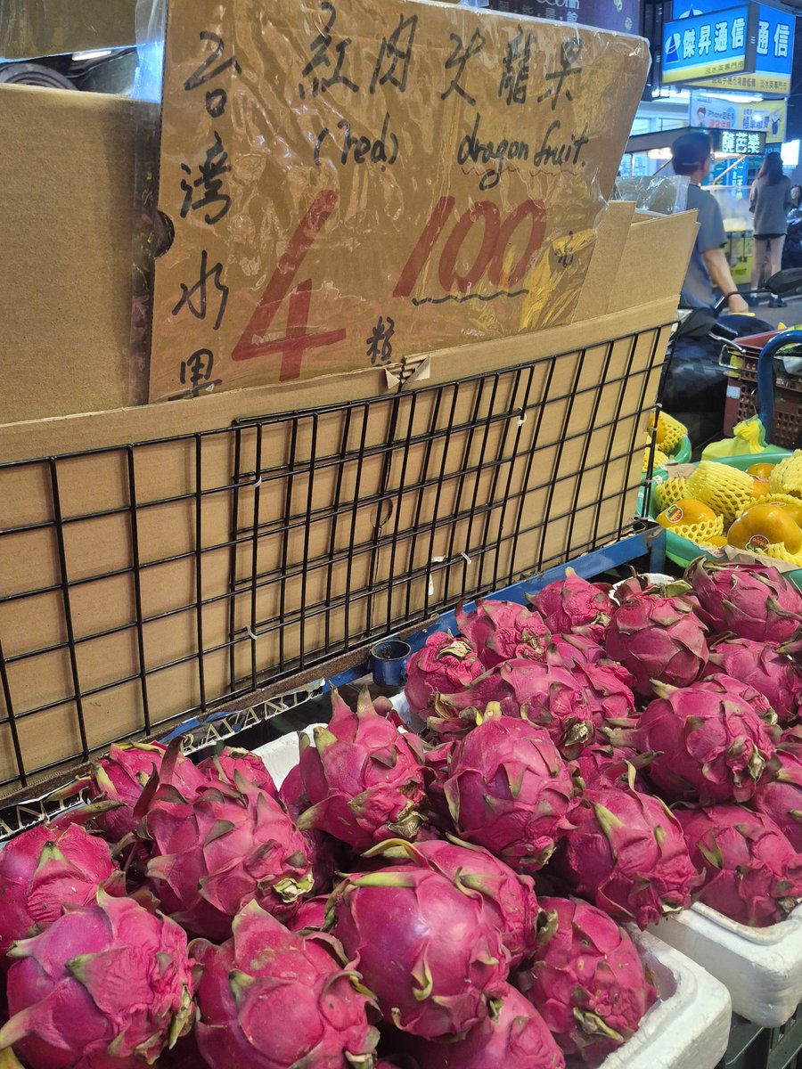 ColourfulLife4's tweet photo. 台灣的火龍果，Dragon fruit, 有分紅肉和白肉，我自己很愛白肉，上次NC的老師在菲律賓住了兩年，說菲律賓只看過白肉，外觀看起來差不多，這在淡水英專路的水果店，價錢不錯，還寫了英文，可能是因為淡江大學很多外國來台灣的交換學生的緣故。 https://t.co/YM2j7JP28k