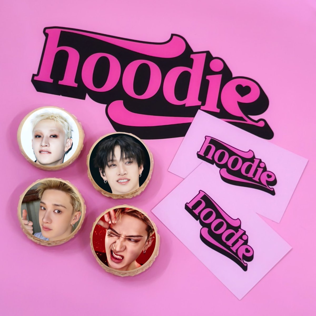 cafehoodie's tweet photo. ①⓪⓪③🎂𝙷𝙰𝙿𝙿𝚈 𝙱𝙸𝚁𝚃𝙷𝙳𝙰𝚈 ━━━━━🎀ྀི
.
🥤カップホルダー
⟡ #StrayKids ⟡ #BANGCHAN ⟡ #バンチャン
.
＼ 🧁数量限定🧁 ／
プリントマカロン
⤷先着で
　📸IDフォト
　🛍️ペーパーバック
.
♡̶⡱🚨配布開始：09/26~
♡̶⡱🗓️装飾期間：09/26~10/05
♡̶⡱大阪 鶴橋 韓国 センイル カフェ 생카 カプホ

.
━━━━━［💫オススメ💫］━━━━━━
【cafe hoodie ➡️ 系列店 @cafebluu】
の順序がおすすめです⋆˙⟡

bluuとhoodieとでは
別デザイン,別装飾です.ᐟ.ᐟ (⸝⸝⸝♥ᯅ♥⸝⸝⸝)

💙cafe bluu：プリントケーキ
🩷cafe hoodie：プリントマカロン
お好きなお写真で作成可能(๑⃙⃘´༥`๑⃙⃘)