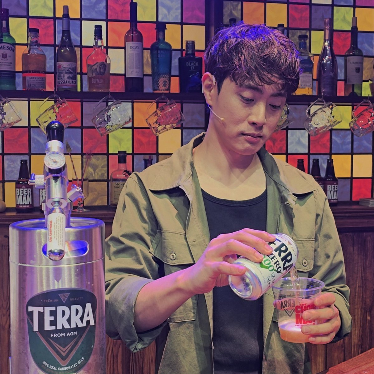 sei260214's tweet photo. 총맨틱 일일 바텐더 중이신데 대체 맥주를 누가 이렇게 따라줘요...? https://t.co/bpF0RzGqmb