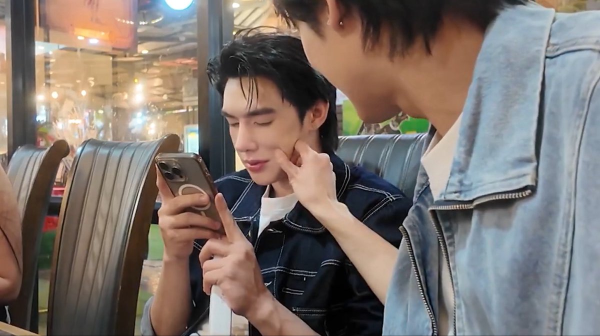 tnsentm_12's tweet photo. ดูชีบีบแก้มพี่ตี๋🤣 https://t.co/2lHom7puhb