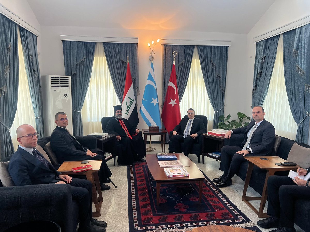 SelafiShia's tweet photo. I also want to note that the Turkish consul in Mosul has a Turkish, Turkmen and Iraqi flag in his office. he frequently visits turkmen schools and visits rashidiye, QaraQoyun and Telafer.
he invited the Syriac(catholic) archbishop. https://t.co/YtC2gAUPr2