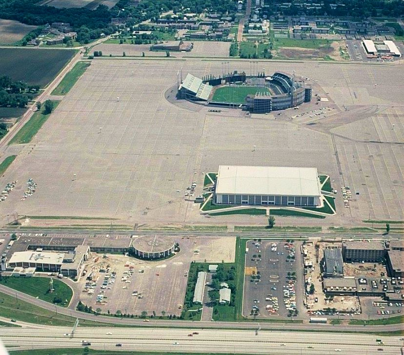 MNRick_v3's tweet photo. Those were the days. Metropolitan Stadium (MN Vikings and MN Twins) and the Metropolitan Sport Center (North Stars). Now we have the Mall of Somalia!  🤬 https://t.co/jfTZvjYVFv