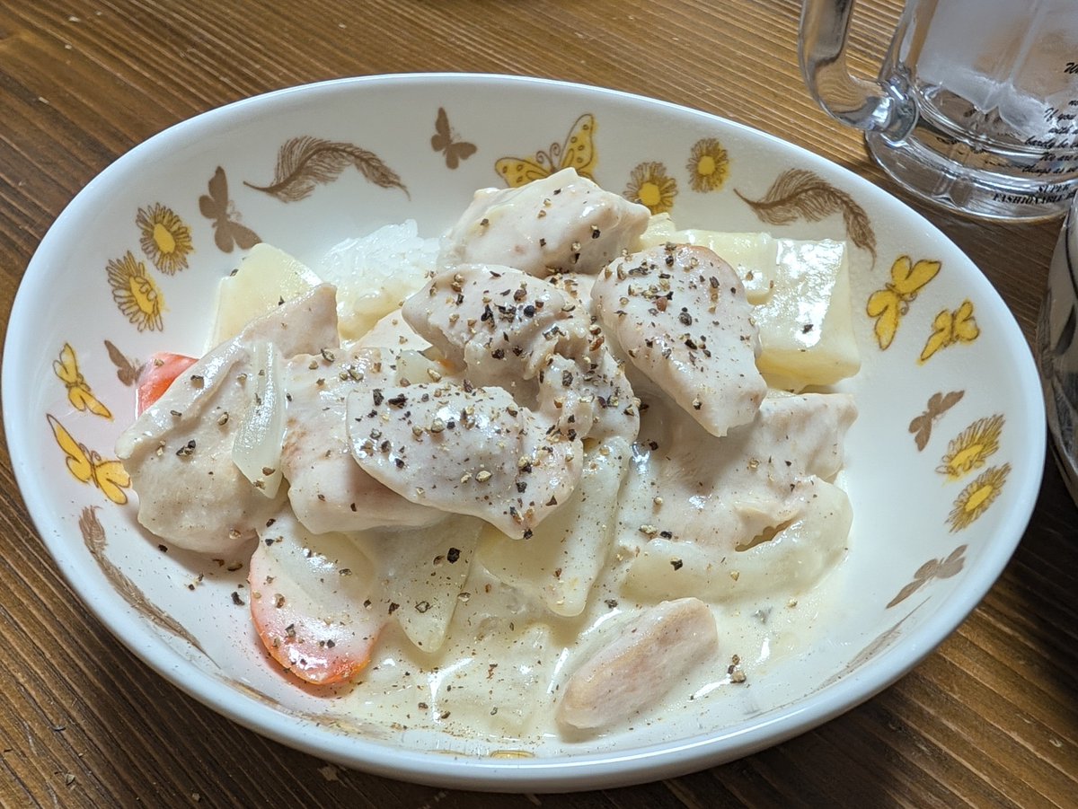 shigeki_chi's tweet photo. 晩酌251日目/365日

今日は昨日の俺に任されたので、ちょっと早めにお店に来て業販準備から開始！😸
早起きして準備はめちゃくちゃ頑張ったのですが、結局本番には間に合わず仕舞い💧で、そこはフリートークで間を持たせつつ、手を動かしつつ、商談終了までに全てねじ込む事が出来ました🤣💦

頑張ったのもありますが、危惧していた連休明けの相場📉がそこまで落ち込むこともなく、相場に助けられたのもあって、なんとか目標金額をクリア🎉✨

ネット対応の方も通常モードでノルマクリアっす😆
ちなみに昨日20％増しで購入した新しいプリンターですが、20％増しで動くわけもなく普通稼働でした～、そりゃそうだろうけどｗ
トラブルなく動いてくれているだけでありがたいです( ;∀;)✨  
やっぱ、2台並走で使うのがいいんかなぁ…🤔

今月も残すとこあと1週間、引き続き清く正しく適当（度?!）にがんばります🥰
今日も一日お疲れさまでした🍻✨