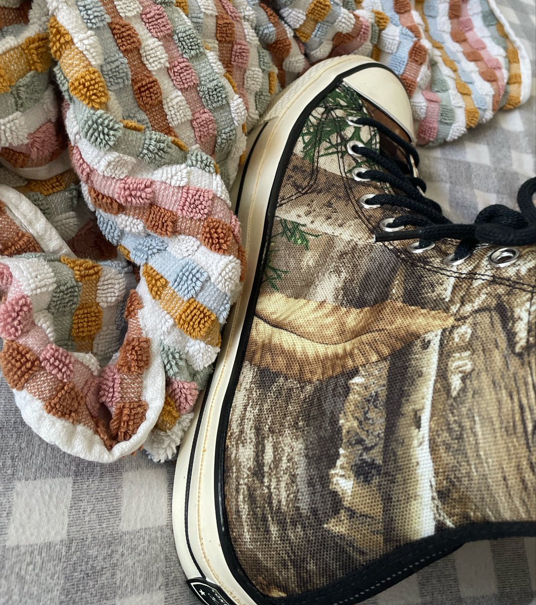 broccolifoxes's tweet photo. new shoes 🥨 https://t.co/HFiCM6kJmU