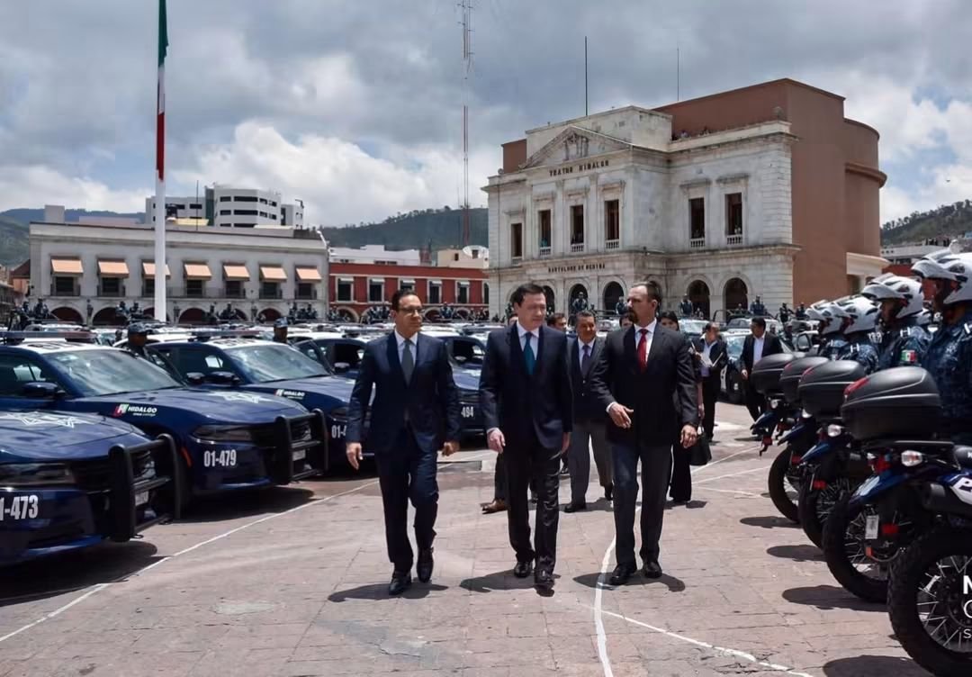 GuacamayanLeaks's tweet photo. La impunidad en México siempre supera la espectativa. 

Tras sancionar a Frida Martínez y Damián Canales por desvío de 65 mdd en la policía Federal de Peña Nieto,

Raquel Buenrostro deslindó a Miguel Ángel Osorio Chong, "no hay documentos firmados por él y estaban 6-7 niveles abajo" dijo. 

El caso sigue en @FGRMexico, pero nunca llegarán a los de arriba.

#GuacamayanLeaks