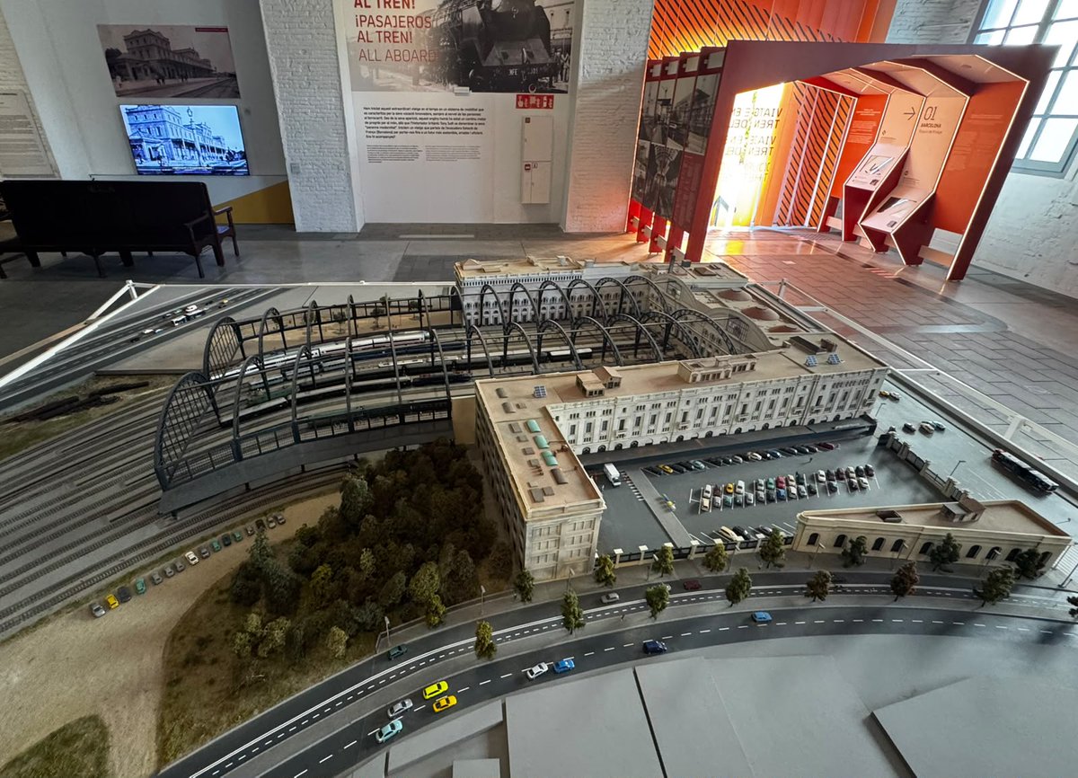 mferrocarrilcat's tweet photo. 🚂 #CadaPeçaUnaHistòria

Avui us portem la maqueta de l'Estació de França, la "catedral laica" de Barcelona. La mires d'un cop d'ull, tal com no la pots veure mai quan hi ets a dins corrent a agafar el tren 👇

https://t.co/sauSZjHPdX https://t.co/u6lakYdNgK