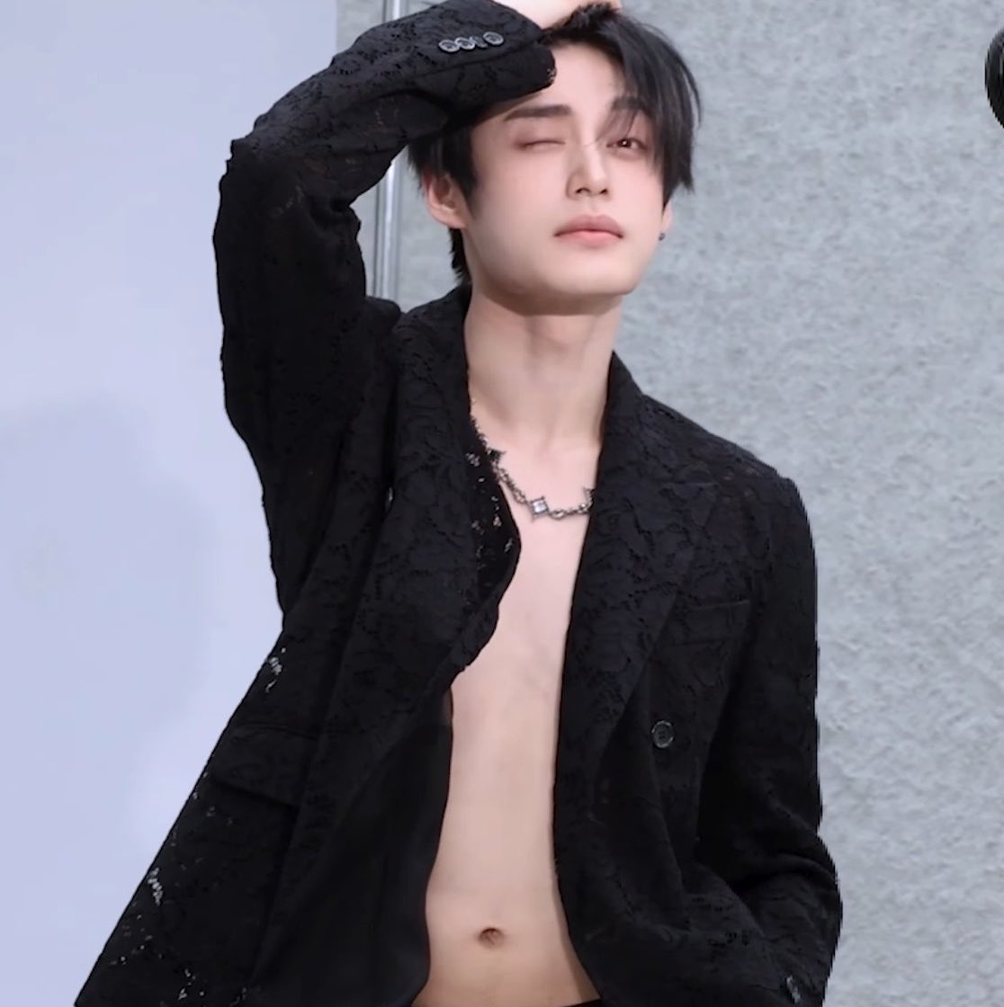 kbgmedia's tweet photo. #KIMJIWOONG from #ZEROBASEONE in behind the scenes for Marie Claire Korea https://t.co/Ds5MbiCdd9