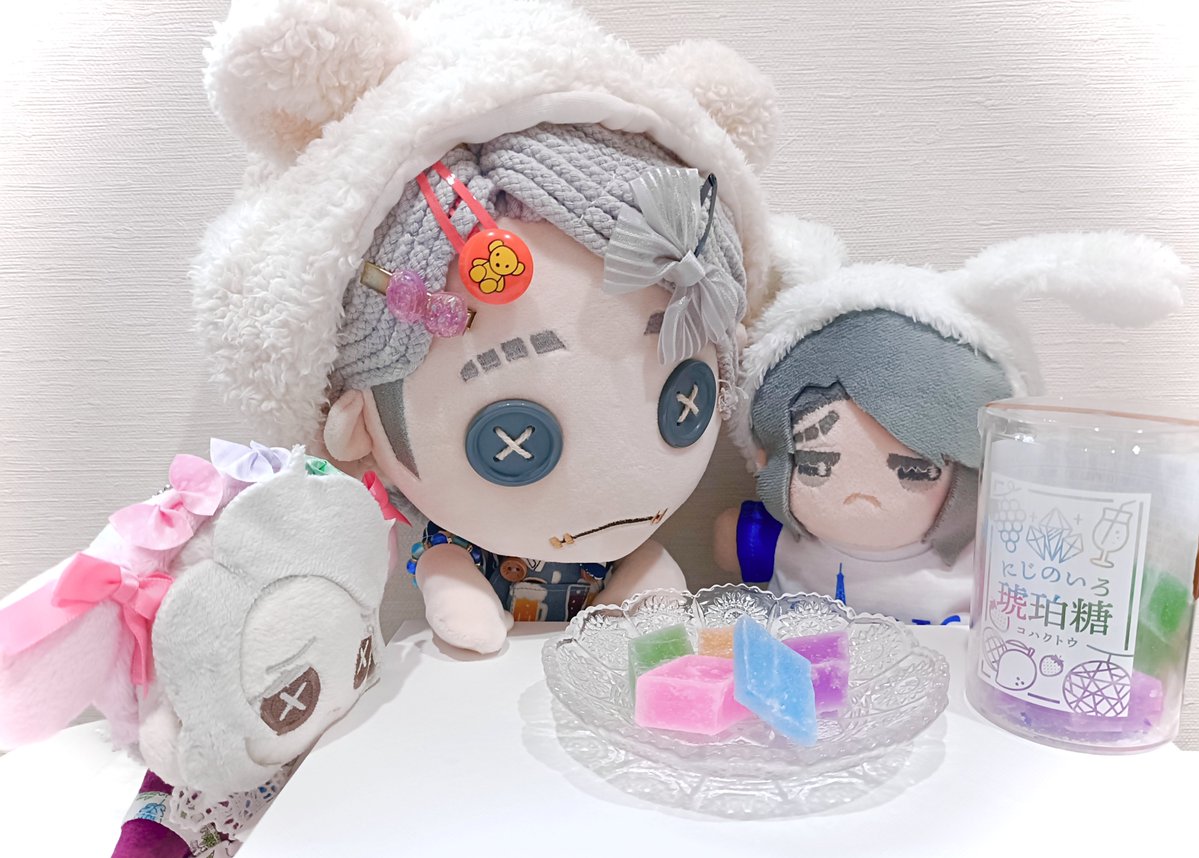 saito_sanhshs's tweet photo. 差し入れでいただいたキラキラきれいでシャリシャリあまいお菓子
食いしん坊なぬいちゃも勿体なくて食べられない https://t.co/uKbW3JodXs